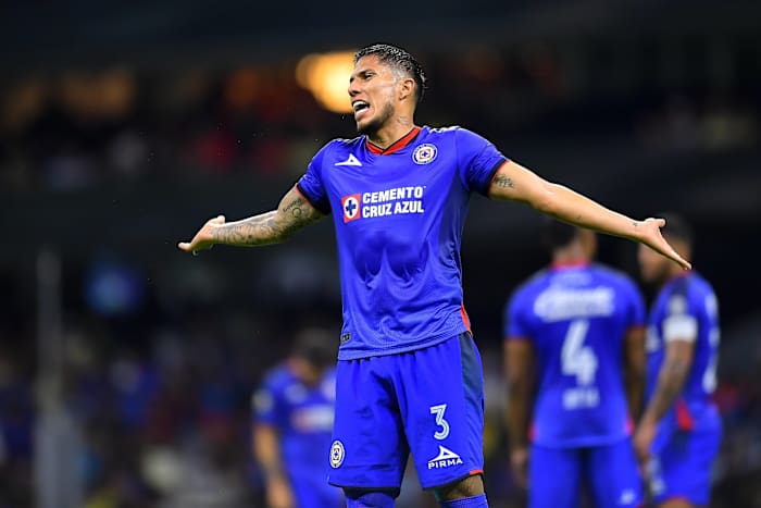 Carlos Salcedo llegó a Cruz Azul para este torneo donde pasó con más pena que gloria